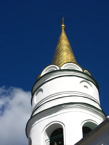 Piękny kościół na tle błękitnego nieba — Zdjęcie stockowe