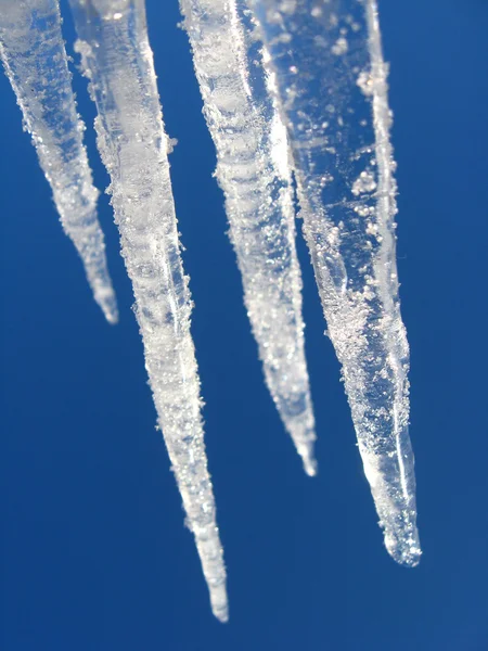 蓝蓝的天空的背景上的冰柱 — 图库照片