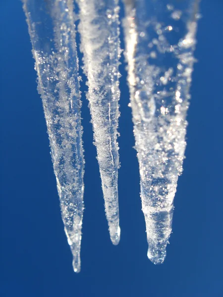 Jégcsapok, a háttér a kék ég — Stock Fotó