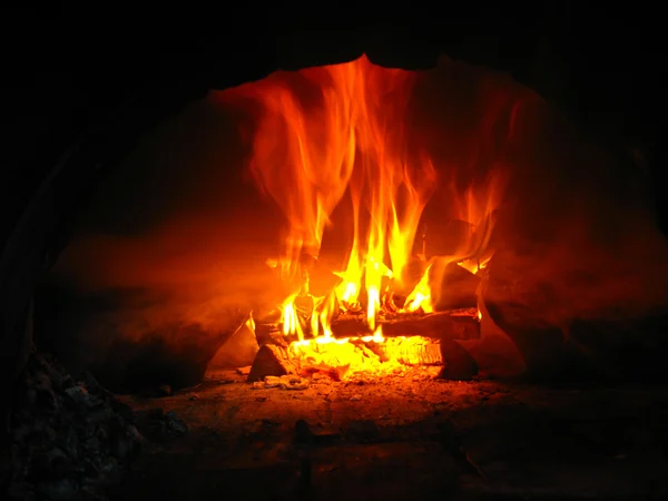 Вогонь дрова горить у печі — стокове фото