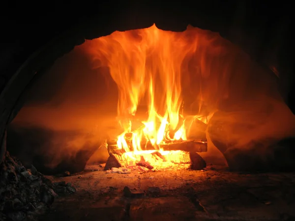 Queima de madeira de fogo no forno — Fotografia de Stock