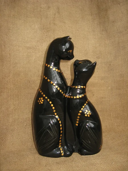 Dwie zabawki zakochany koty na brązowym tle — Zdjęcie stockowe