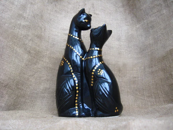 Dois brinquedos apaixonados gatos em um fundo marrom — Fotografia de Stock