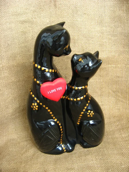 Dwie zabawki zakochany koty na brązowym tle — Zdjęcie stockowe
