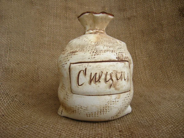Bolsa de cerámica sobre fondo marrón — Foto de Stock