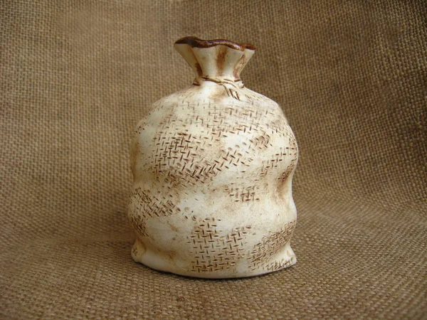 Saco de cerâmica sobre um fundo marrom — Fotografia de Stock