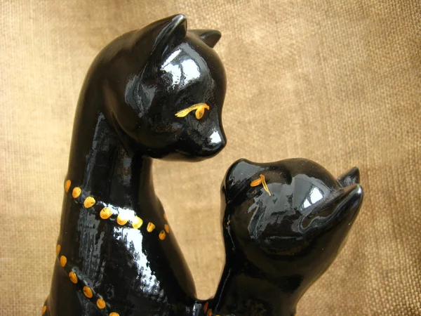 Zwei spielzeugverliebte Katzen auf braunem Hintergrund — Stockfoto