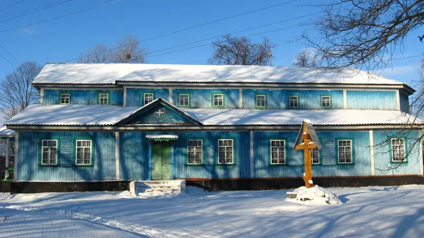 Длинная сельская церковь зимой — стоковое фото