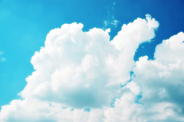 Güneşli mavi gökyüzünde beyaz bulutlar. — Stok fotoğraf