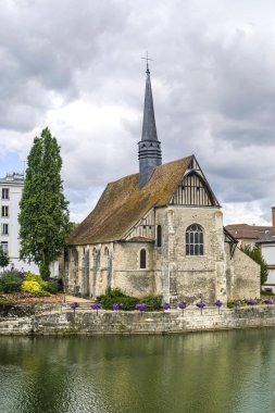 Sens - yonne Nehri üzerinde Kilise