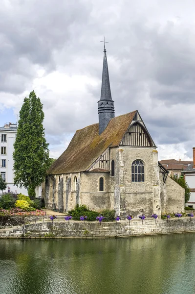 Sens - Iglesia en el río Yonne — Foto de Stock