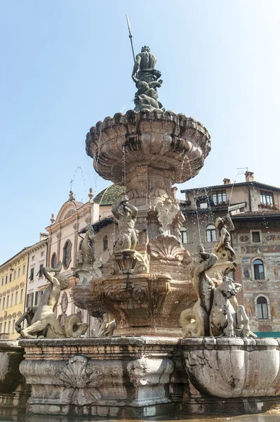 Fuente en la plaza de la catedral de Trento — Foto de Stock