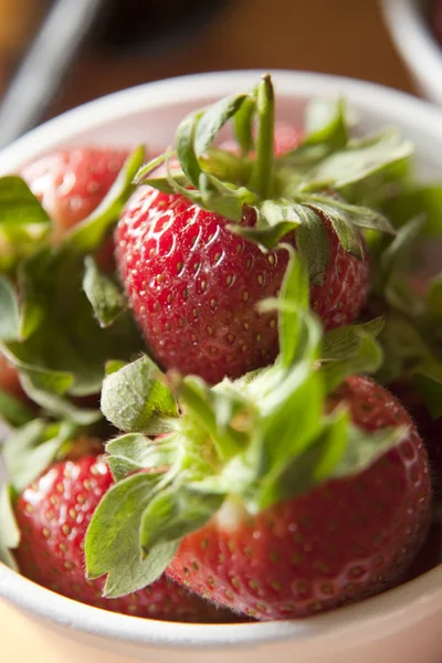 Nahaufnahme von Erdbeeren in einer Schüssel — Stockfoto