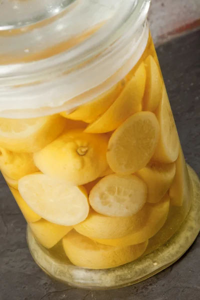 Lemons laid into jar — Stock Photo, Image