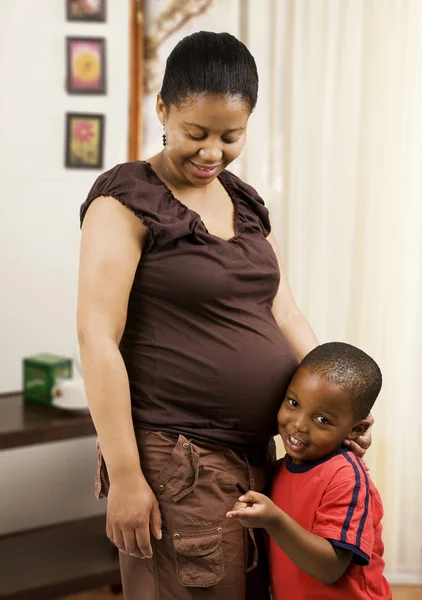 Mãe grávida e criança — Fotografia de Stock