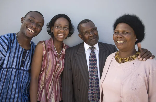 Afrikaanse en gelukkige familie — Stockfoto