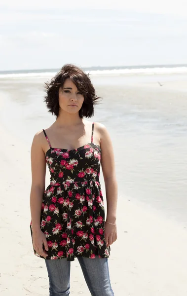 Nádherná brunetka na pláži. — Stock fotografie