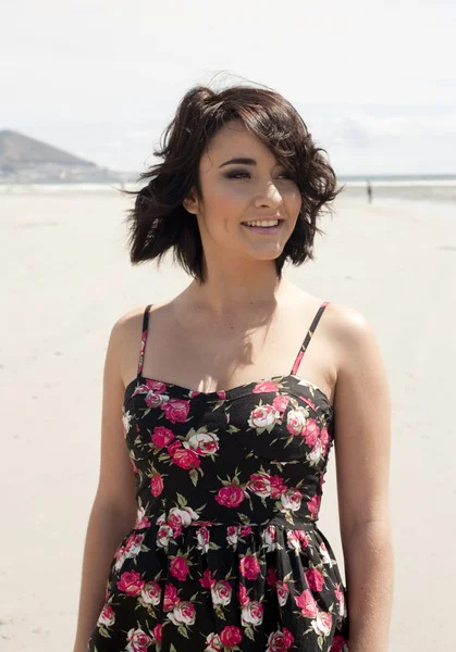 Щаслива дівчина на пляжі — стокове фото