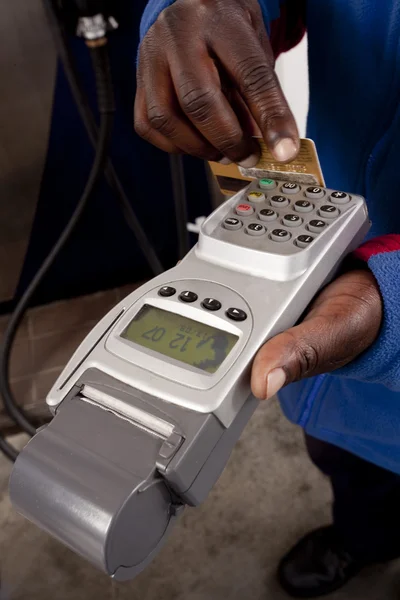 Mão Africano furto cartão de crédito — Fotografia de Stock