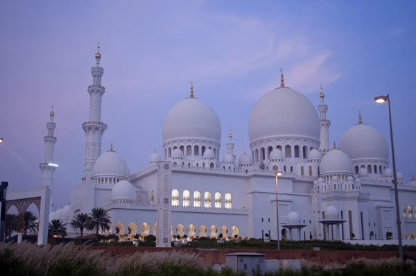 Grand mosque of Abu Dhabi at sunset prayer — Stock Photo, Image