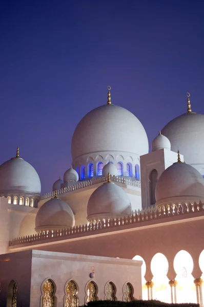 Domes of grand mosque in Abu Dhabi — Stock Photo, Image