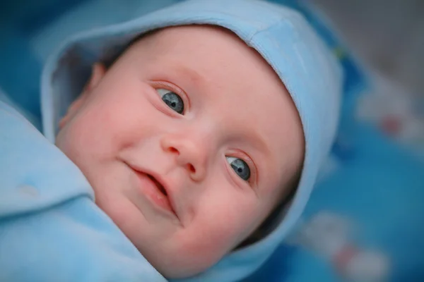 Glimlachende babyjongen — Stockfoto