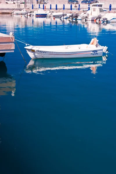 De afgemeerd boot — Stockfoto