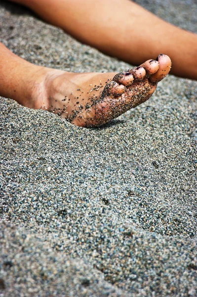 Ноги в песке — стоковое фото