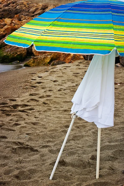 Umbrellas on a beach — Stock Photo, Image