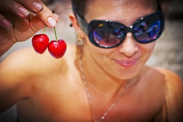 Two sweet cherries — 图库照片
