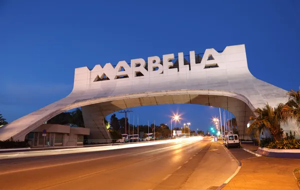 Marbella arch upplyst på natten. Andalusien, Spanien — Stockfoto