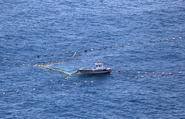 Pequeno barco de pesca no mar Mediterrâneo — Fotografia de Stock