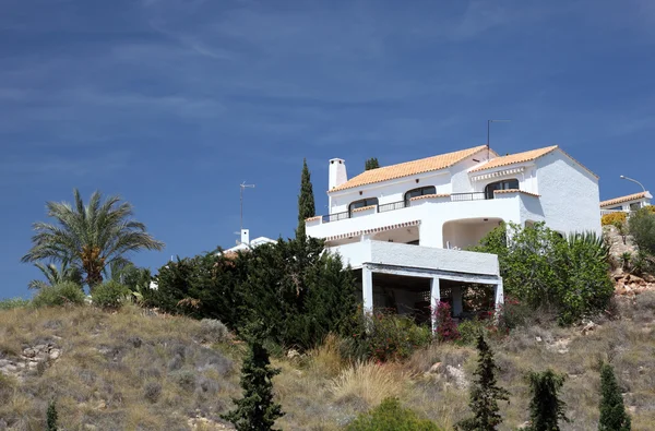 在西班牙的白色地中海度假屋 — 图库照片