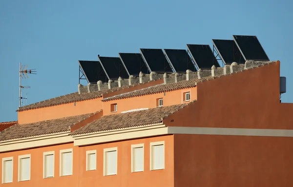 Edifício residencial com painéis solares no telhado — Fotografia de Stock