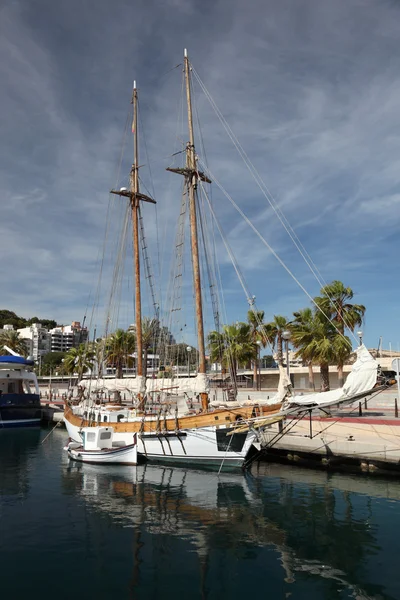 Zeilschip in de haven van cartagena, Spanje — Stockfoto