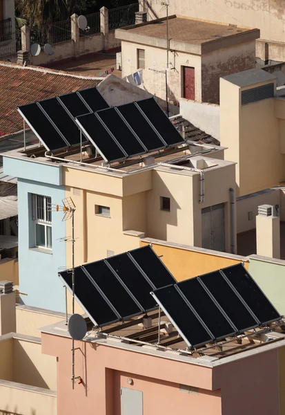 Bytový dům s solární panely na střeše — Stock fotografie