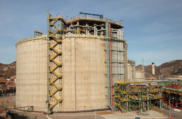 Tanque de armazenamento em uma refinaria de petróleo — Fotografia de Stock