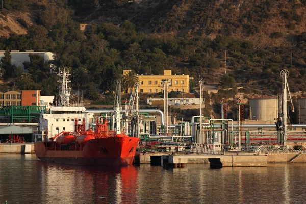 Tanker v ropné rafinérii průmyslové přístavu — Stock fotografie