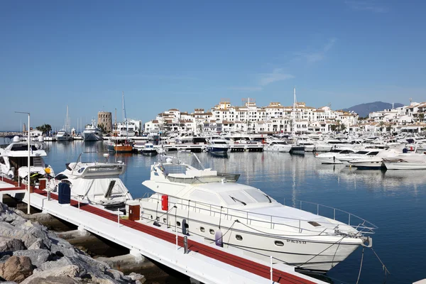 Iates de luxo na marina de Puerto Banus, Marbella, Espanha — Fotografia de Stock