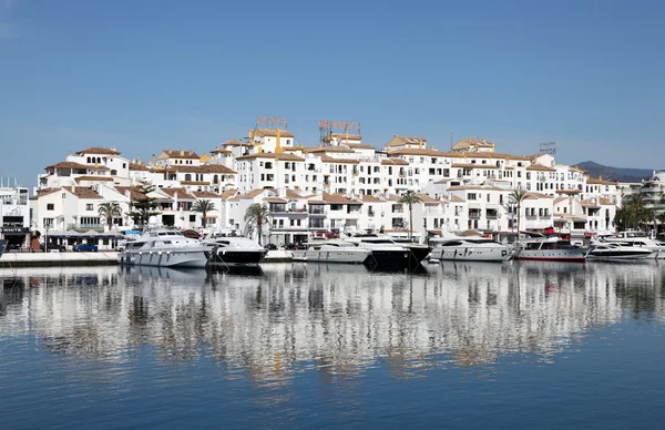 Yacht di lusso nel porto turistico di Puerto Banus, Marbella, Spagna — Foto Stock