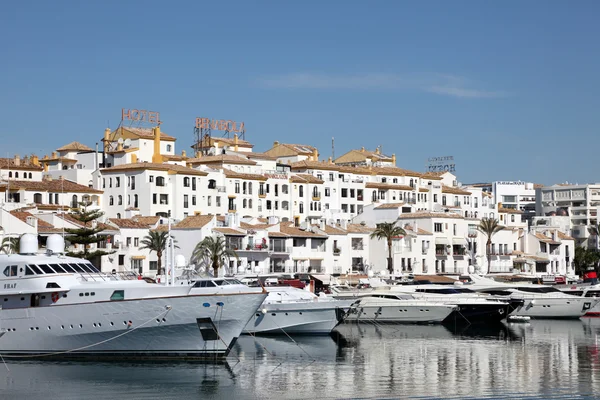Luksusowych jachtów w marinie puerto banus, Malaga, Hiszpania — Zdjęcie stockowe