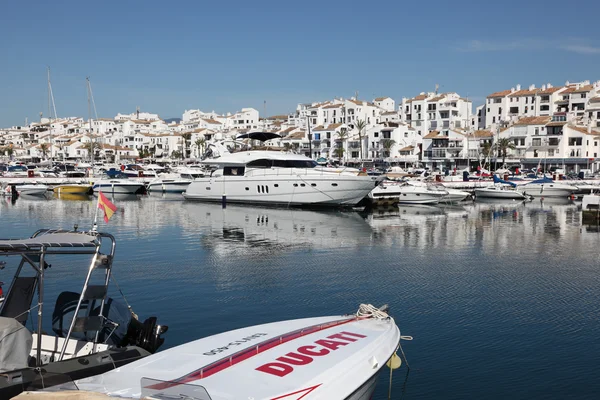 Yachts de luxe dans la marina de Puerto Banus, Marbella, Espagne — Photo