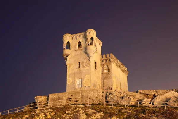Oude toren van tarifa's nacht verlicht. Andalusië, Spanje — Stockfoto
