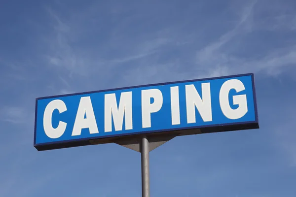 Mavi gökyüzü karşı kamp işareti — Stok fotoğraf