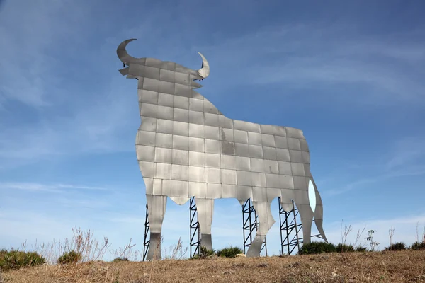 Silhouette of a bull in Spanish landscape — Stockfoto