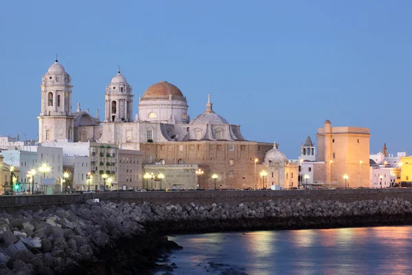 Catedral em Cádiz iluminada ao entardecer, Andaluzia Espanha — Fotografia de Stock