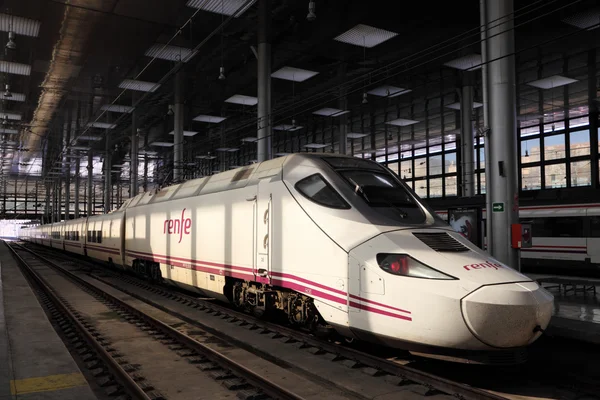 Trem de alta velocidade espanhol AVE (Alta Velocidad Espanola) na estação de Cádiz, Espanha — Fotografia de Stock