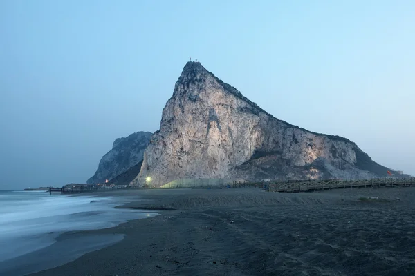 El Peñón de Gibraltar iluminado al atardecer — Foto de Stock