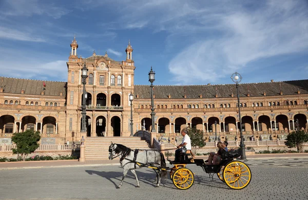 Carruaje tirado por caballos en la Plaza de España en Sevilla, España —  Fotos de Stock
