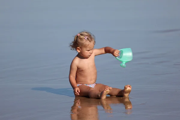 Bébé fille jouer sur la plage — Photo